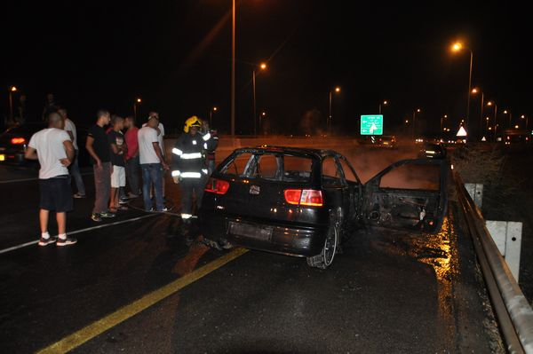  منتصف الليلة: إحتراق سيارة في شارع 40 بالقرب من مدينة اللد 